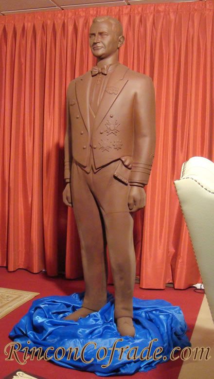 Príncipe Felipe - Escultura realizada con 340 kg. de chocolate conteniendo el 65% de cacao, habiendo tardado en su elabaroción durante 3 meses, 2 maestros pasteleros de Galleros Artesanos