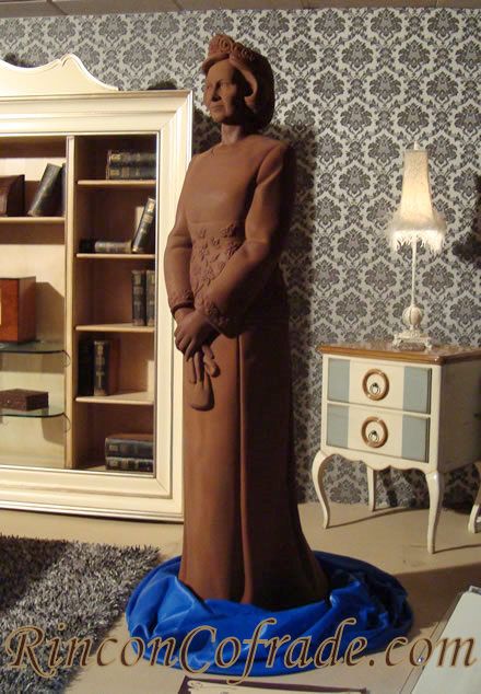Su Majestad la Reina - Escultura realizada con 280 Kg. de Chocolate conteniendo el 65 % de cacao