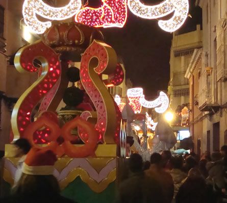 Carroza de Baltasar - Cabalgata de Reyes Magos en Torredonjimeno - Calle Caballero de Gracia